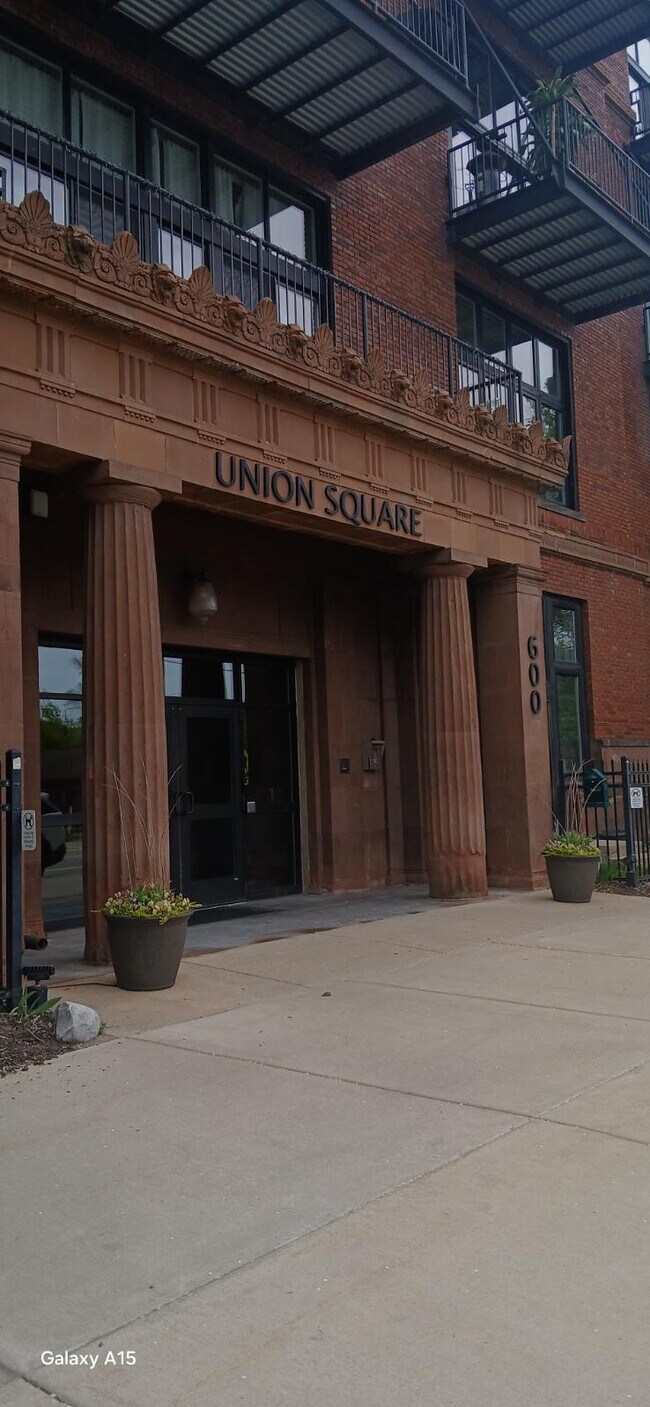 Foto del edificio - 600 Broadway Ave NW