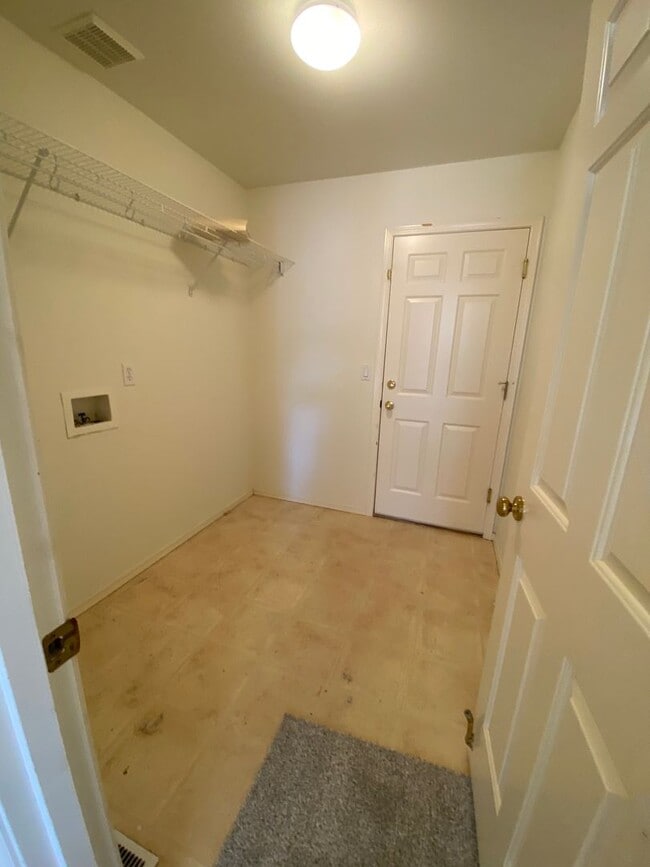 Building Photo - Spacious 4 bedroom 2.5 traditional house