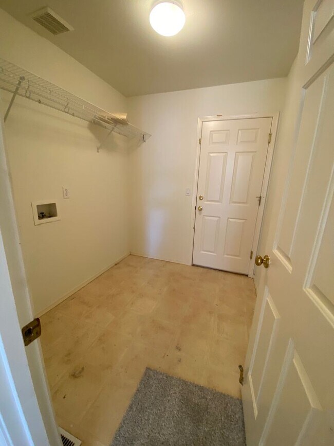 Foto del edificio - Spacious 4 bedroom 2.5 traditional house