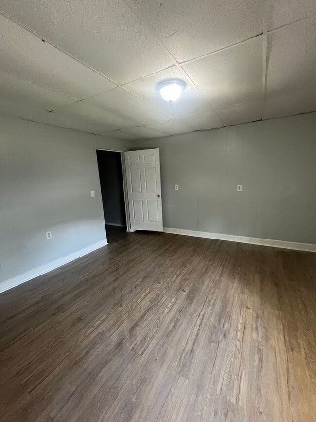 Building Photo - Newly renovated 2/1 in Portland!
