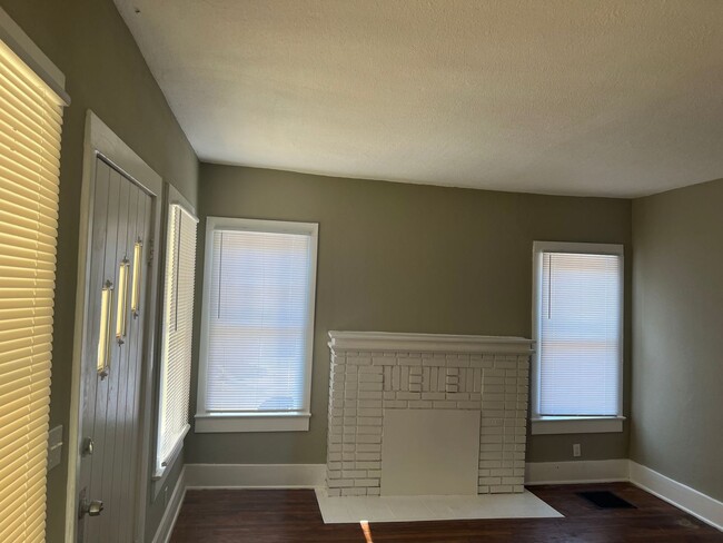 Foto del edificio - MOVE IN SPECIAL AVAILABLE!! CLEAN, READY F...