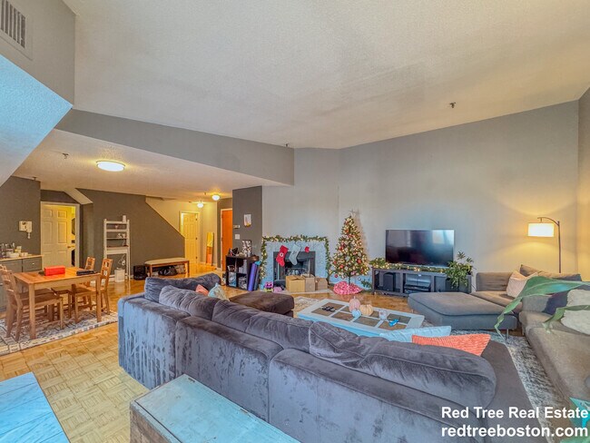 Building Photo - 147 Kelton St