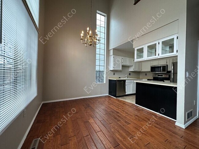 Foto del edificio - 3-Bedroom Home with Fireplace and Modern A...