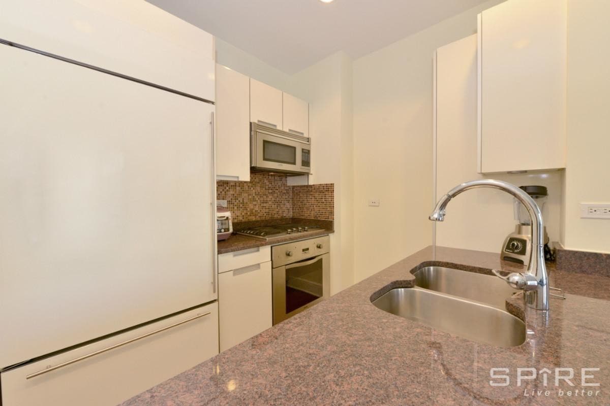 Building Photo - 250 E 49th St