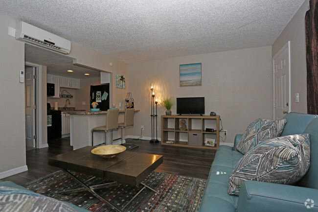 1BR, 1BA - 550 SF - Living - Sunpointe Place