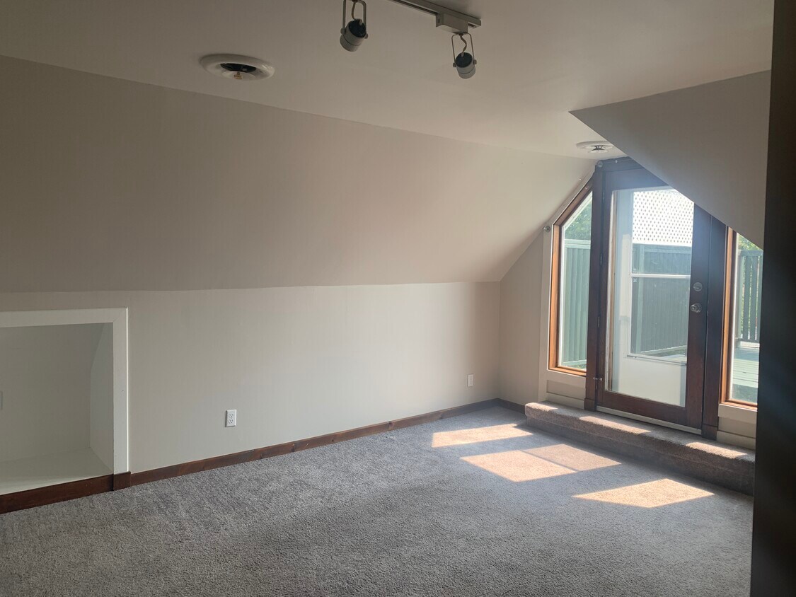 Living Room - 219 E End Ave