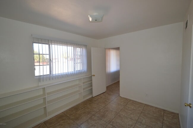 Building Photo - 1152 N Santa Rosa Ave