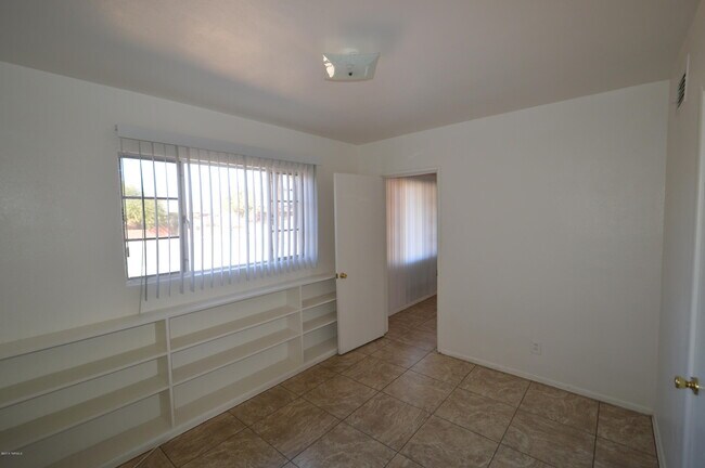 Foto del edificio - 1152 N Santa Rosa Ave