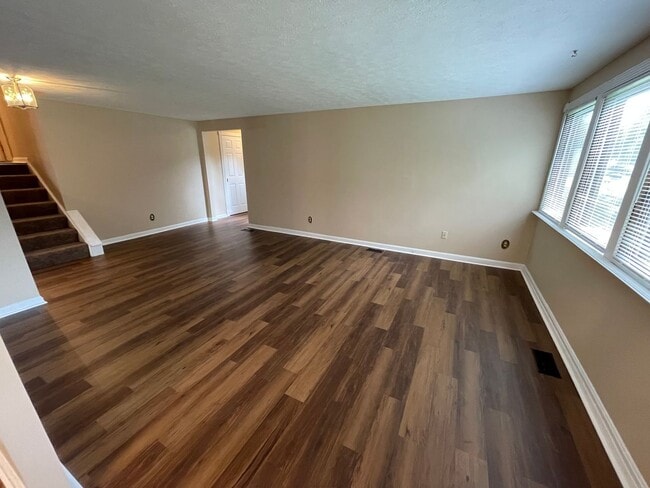 Building Photo - Nice split level home with garage and fenced backyard, Virtual Tour!