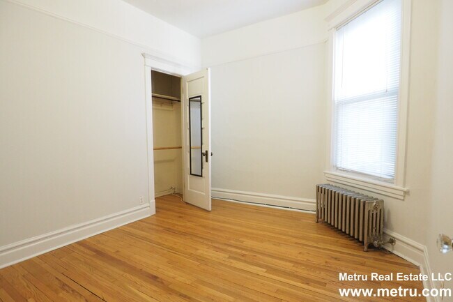 Building Photo - 1612 W Berteau Ave