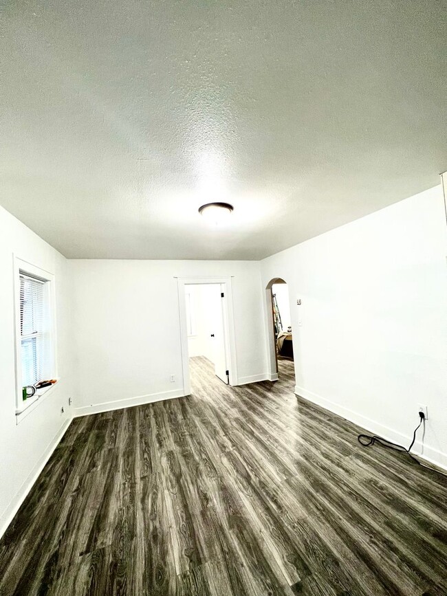 Building Photo - cute 2 Bedroom 1 Bath