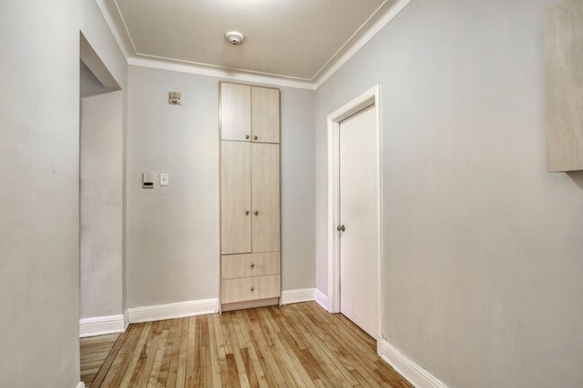 Building Photo - 4900 Av. Clanranald