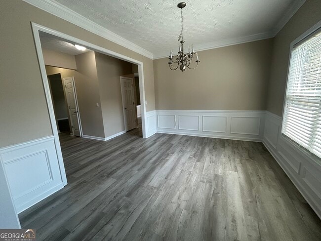 Building Photo - 2405 Village Green Dr