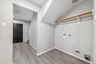 Building Photo - 10810 Meadow Walk Ln