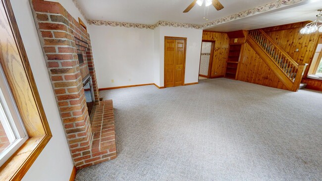 Building Photo - 4 bedroom farm house