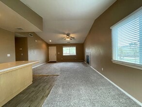 Building Photo - 3895 Hillcrest Dr