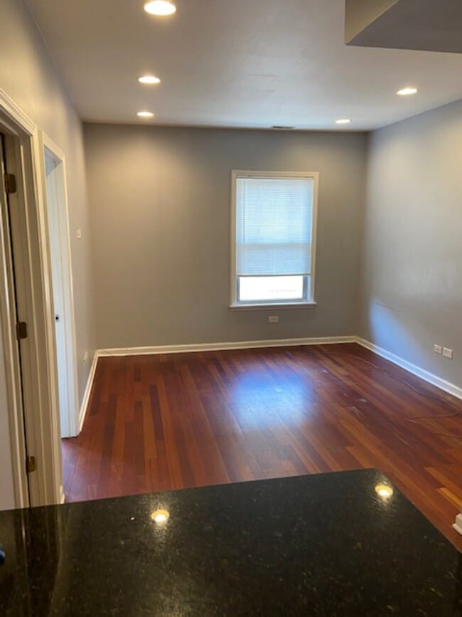 Building Photo - Greenleaf Condo