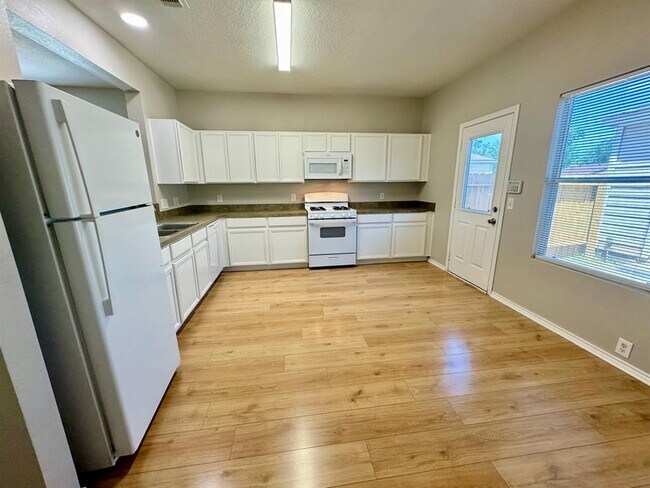 Foto del edificio - 2119 Rustling Trees Way