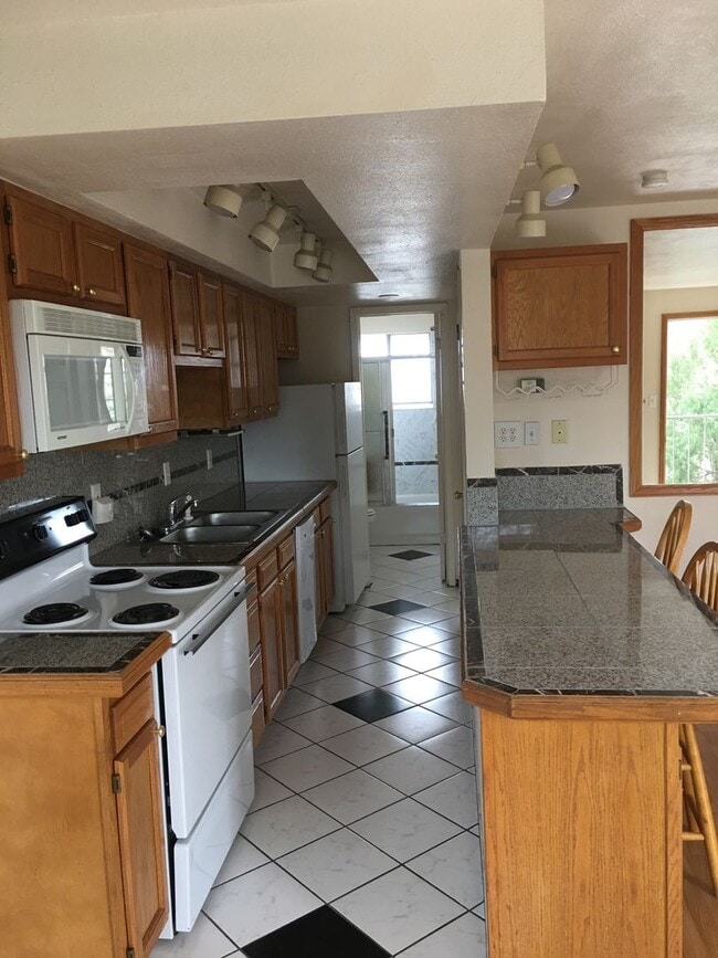 Foto del edificio - ONE MONTH FREE! Pet-friendly 1 BD/1 BA in ...