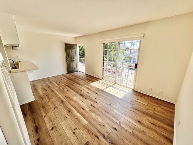 Foto del edificio - 3225 E 10th St