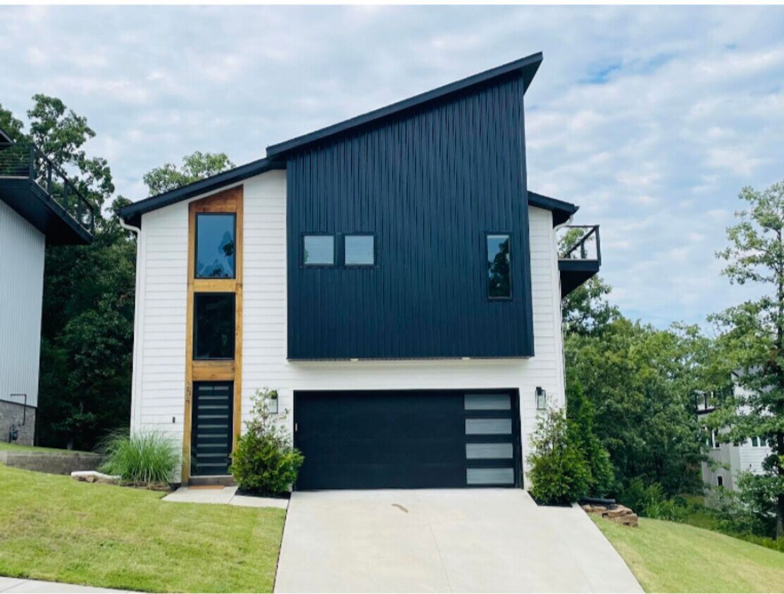 Primary Photo - Enjoy Modern Living In Contemporary Three ...
