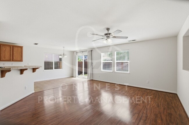 Foto del edificio - 3 Bedroom 2 Bathroom Plumas Lake, Move in Ready