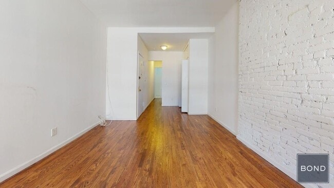 Building Photo - 214 E 85th St