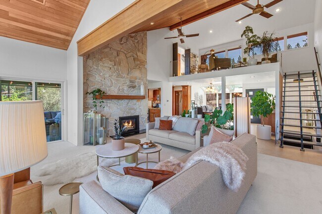 Building Photo - Beautifully Remodeled Execute View Home