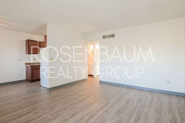 Foto del edificio - 1518 E Hedrick Dr