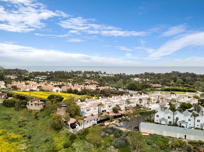 Building Photo - UPDATED LUXURY MALIBU CONDO!