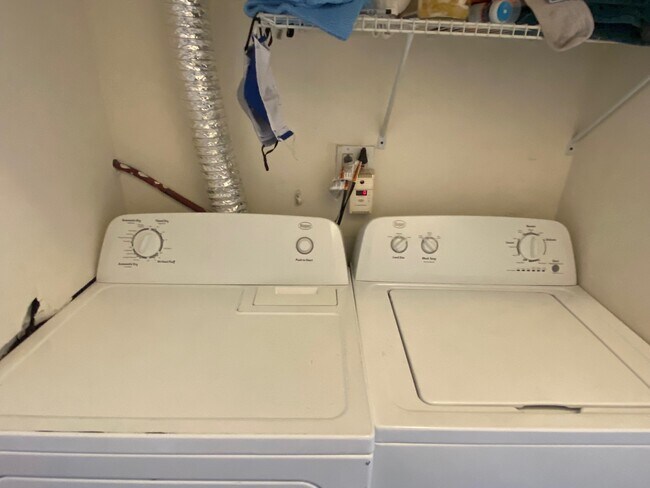 Lavandería dentro del apartamento - 2357 W Ohio St