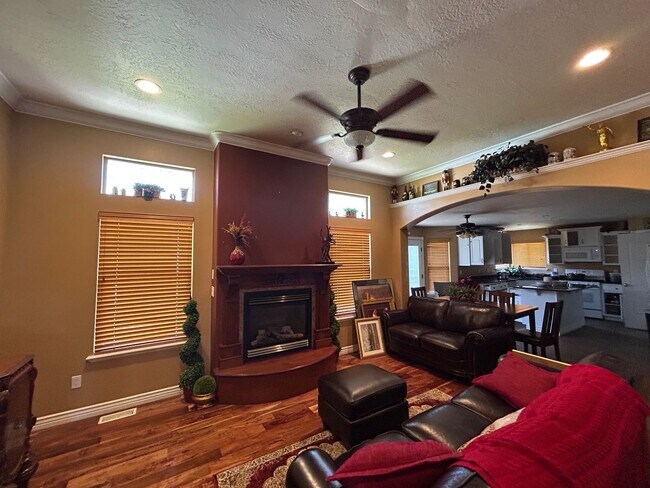 Building Photo - 5 Bedroom 2.5 Bathroom Upstairs Unit in Spanish Fork!