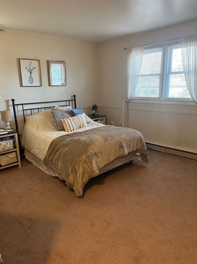 Building Photo - Beautifully Remodeled 2BR home in great neighborhood (Guilderland Schools)