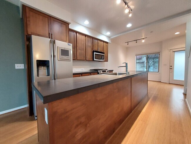 Building Photo - 2 Bed - 2 Bath Townhome in Downtown Tacoma!