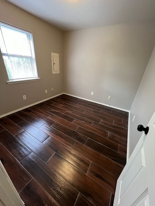 Building Photo - 3 bed 1 Bath House, Total Electric.