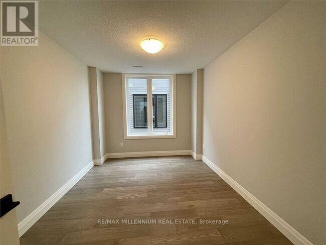 Photo du bâtiment - 550 Fairway Rd