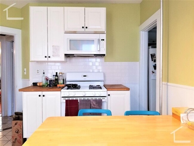 Building Photo - Large Unit on Coolidge Corner, Eat-in Kitchen Laundry on a Site, Parking for Rent, Big Bedrooms, ...