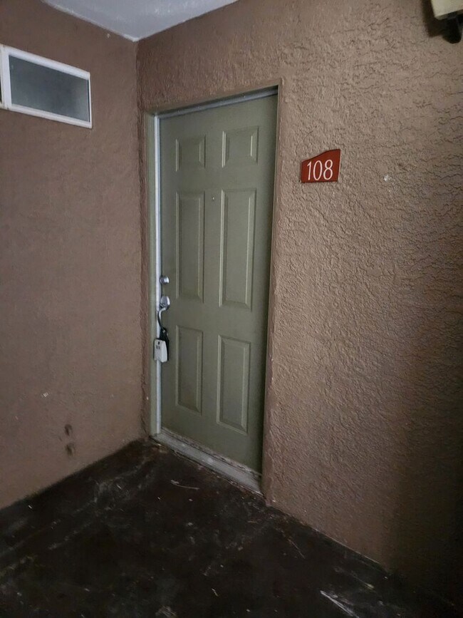 Building Photo - 2 bed, 2 bath first floor condo ready for ...