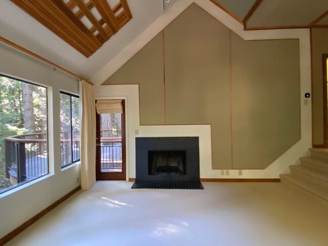 Building Photo - 14 Blue Jay Way