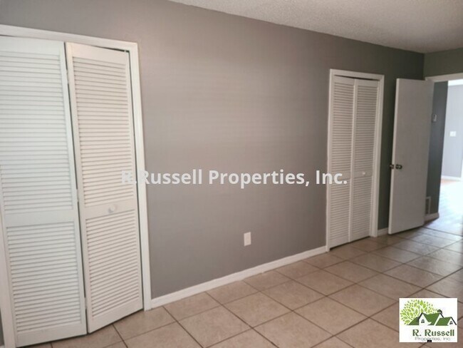 Building Photo - Great duplex available for immediate move ...