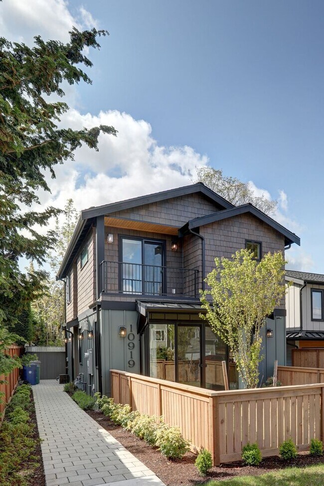 Foto del edificio - Light-Filled Contemporary Home in Prime Kirkland Location