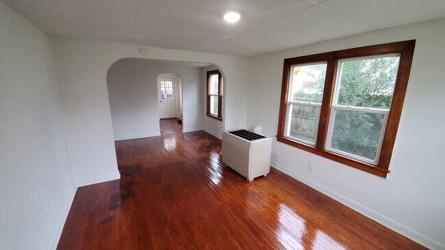Comedor y sala de estar - 605 W Main St