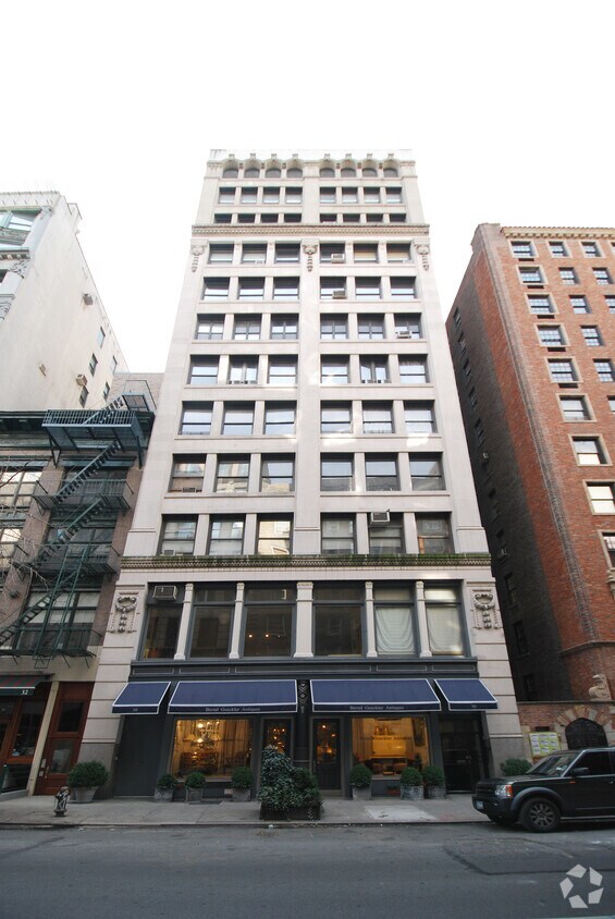 Building Photo - 30 E 10th St
