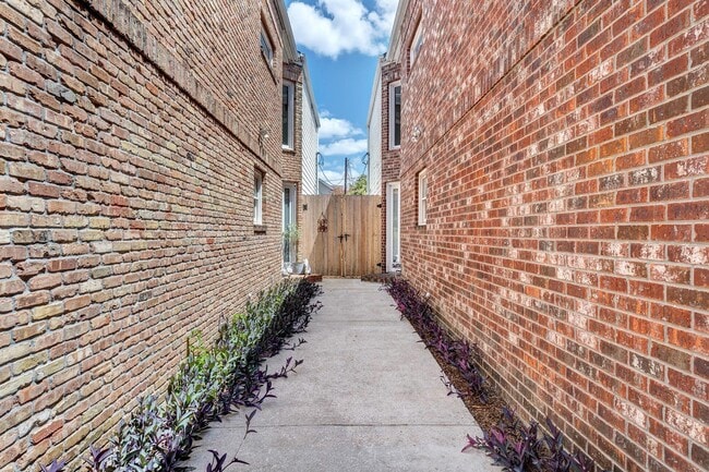 Building Photo - 511 W 22nd St