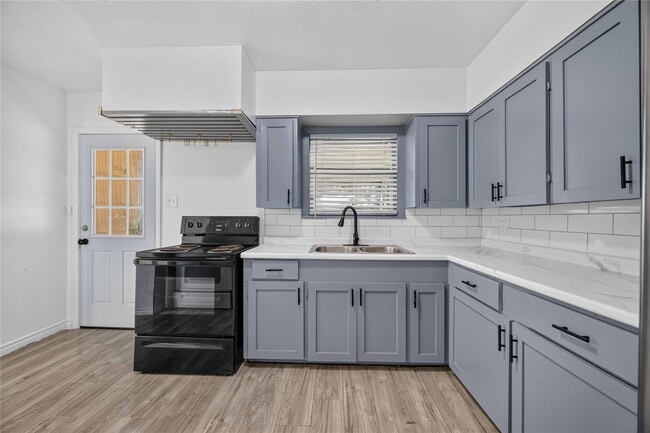 Building Photo - 6207 Heron Dr