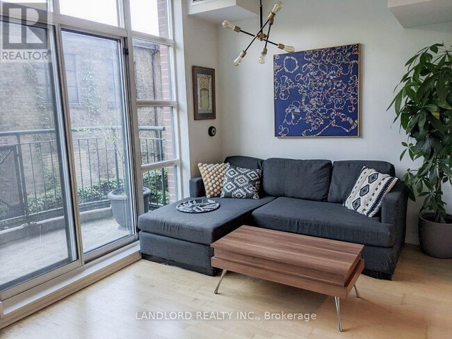 Building Photo - 901 Queen St W