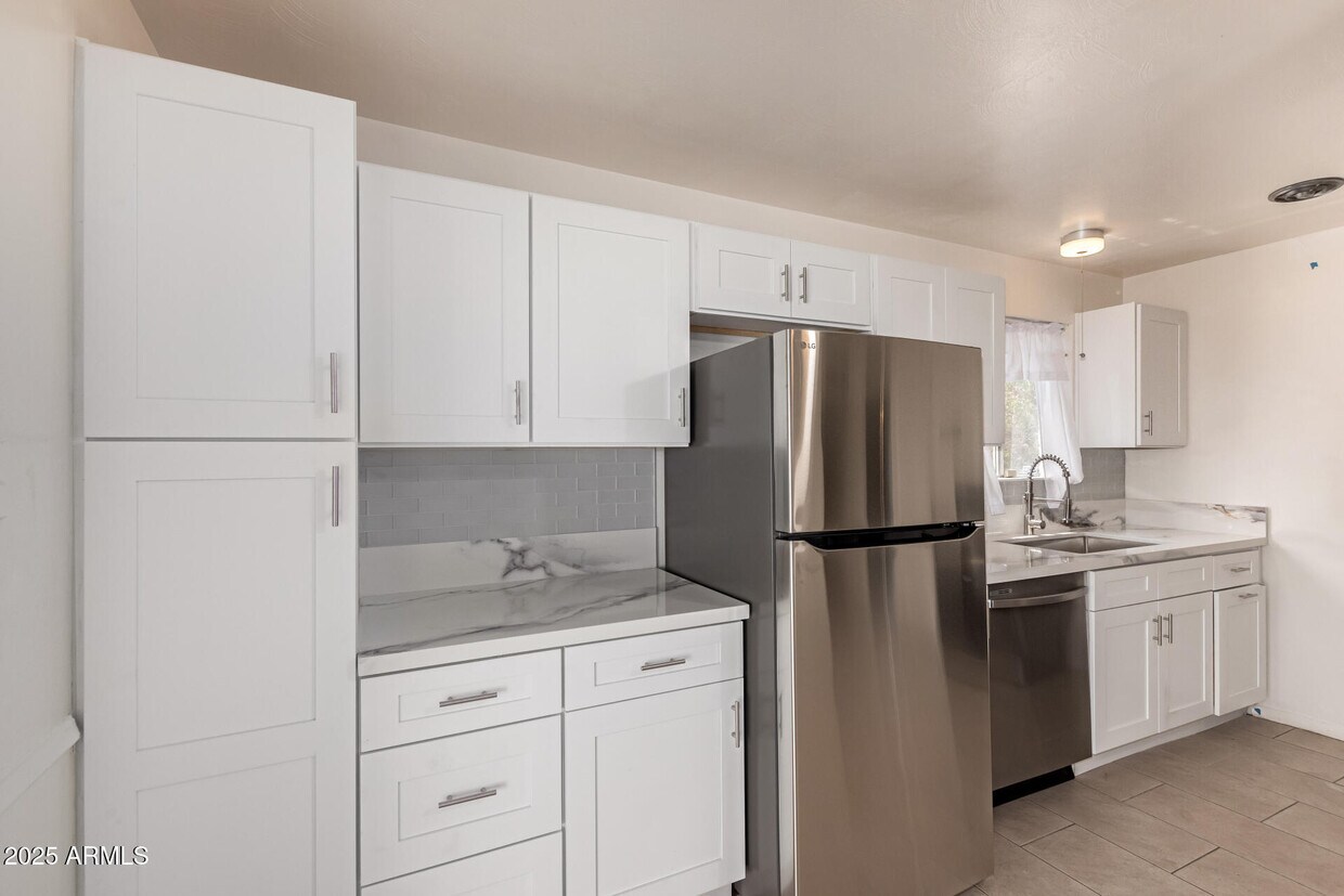 Foto principal - 1407 E El Camino Dr