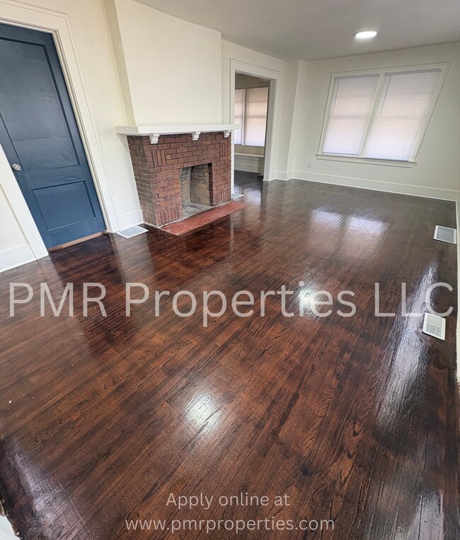 Building Photo - 3 Bedrooms/ 2 Bathrooms House