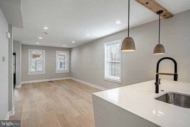 Foto del edificio - 303 W Washington St