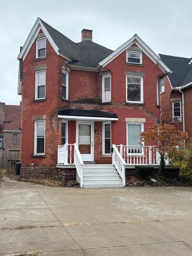 Building Photo - 357 W 5th St